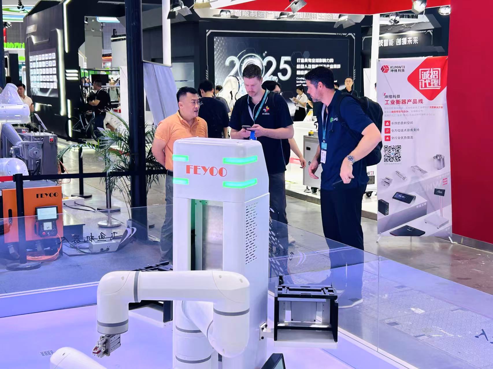 飛魚攜核心機器人產品圓滿參加上海工博會